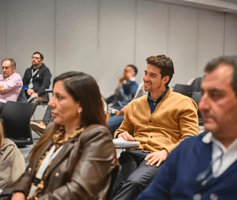 Asistentes siguiendo una clase de growclub
