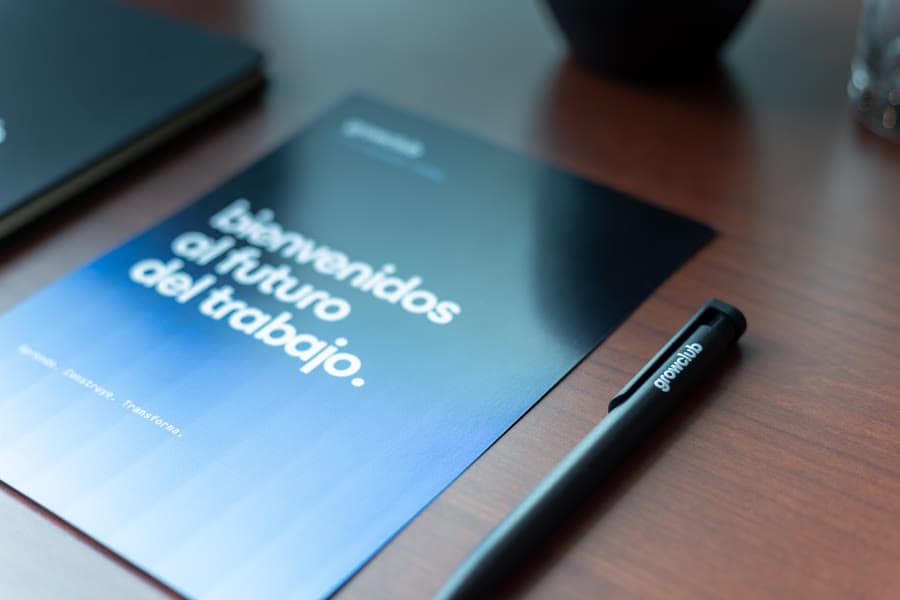 Cuadernillo «bienvenidos al futuro del trabajo» sobre la mesa