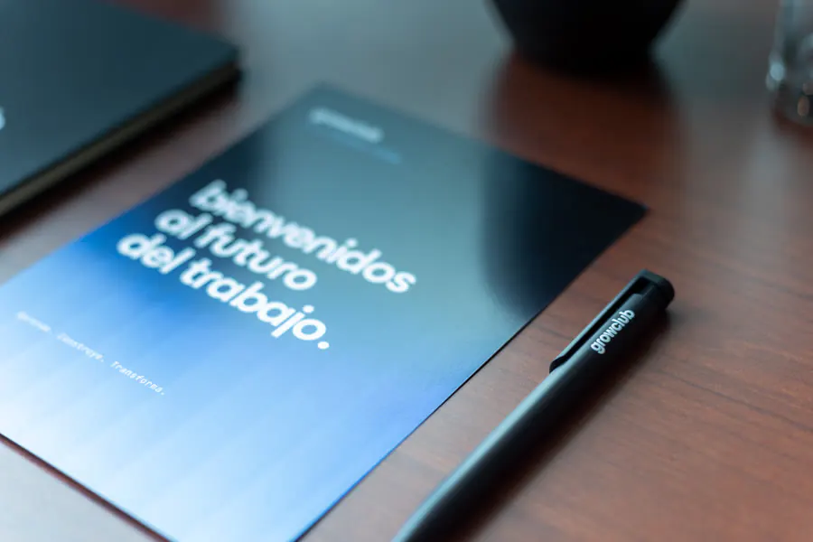 Cuadernillo «bienvenidos al futuro del trabajo» sobre la mesa
