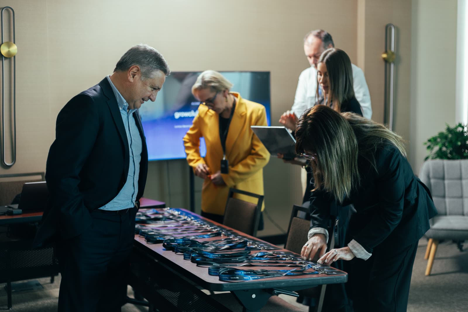 Grupo trabajando alrededor de una mesa