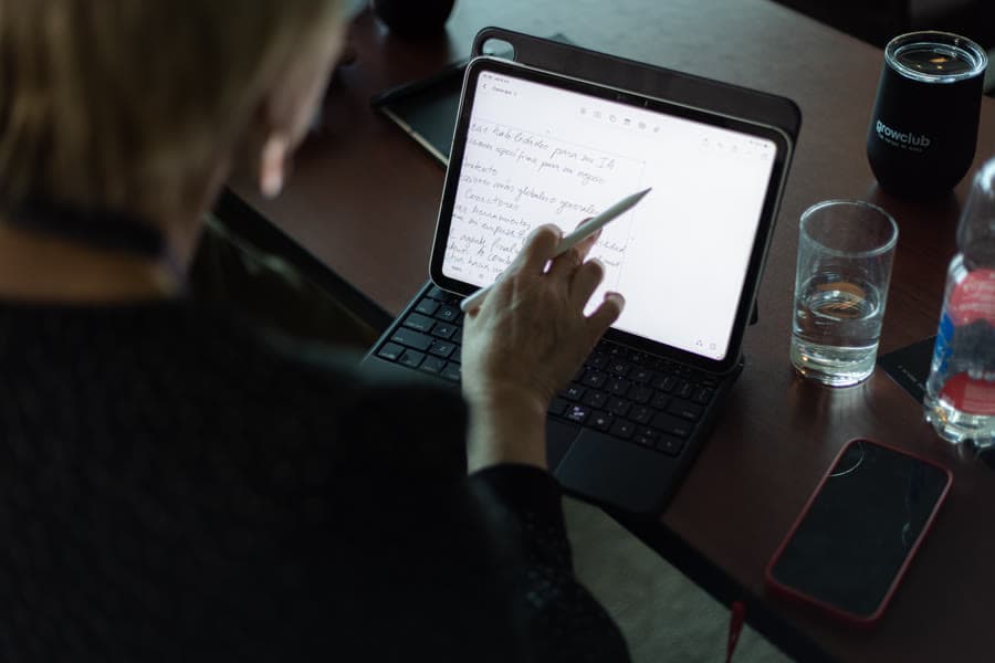 Mano con lápiz sobre una tablet