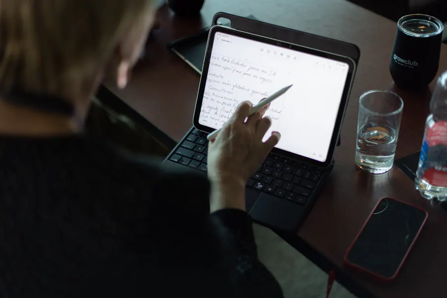 Mano con lápiz sobre una tablet