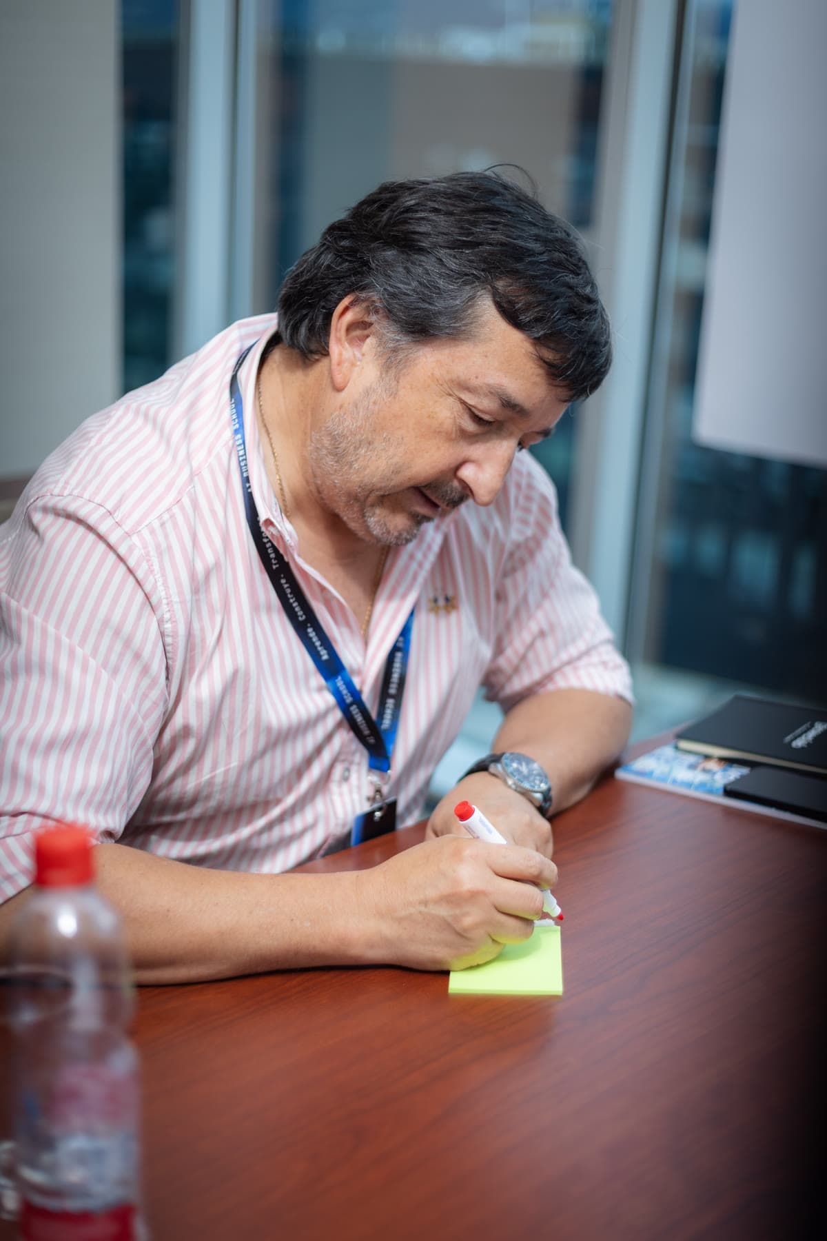 Participante concentrado escribiendo durante la jornada