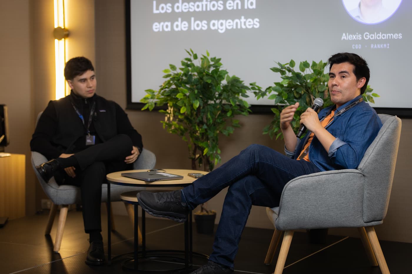Conversación en panel con micrófono frente a la sala