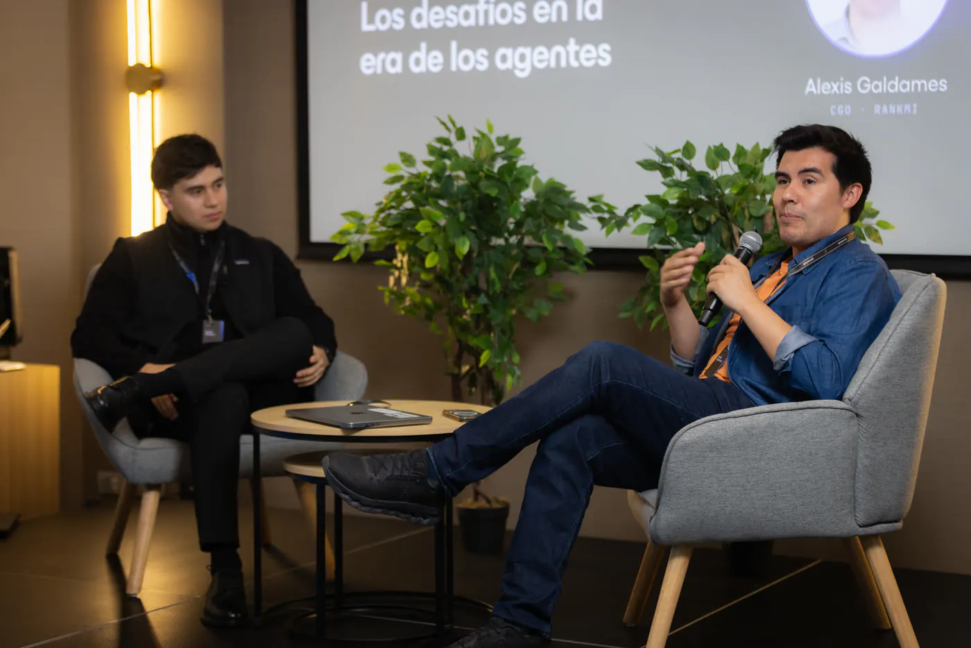 Conversación en panel con micrófono frente a la sala